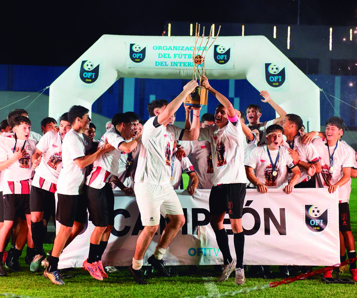 Felicidad total de los gurises salteños tras conquistar la Copa Sub 18 la semana pasada en Mercedes. Foto: Valentín Fernández