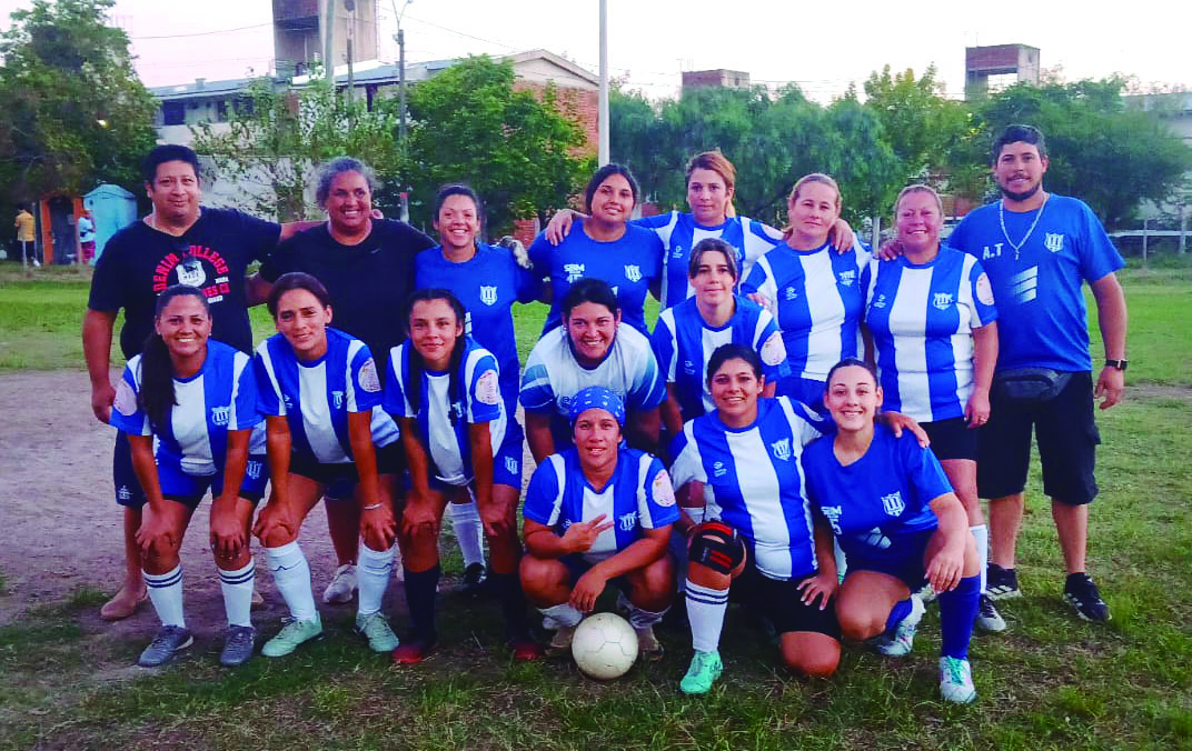Las chicas y cuerpo técnico del equipo Cerrence. 