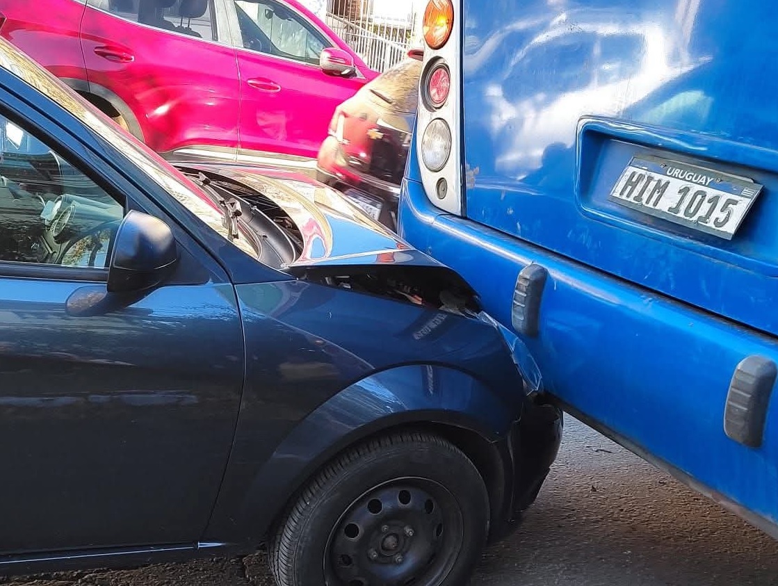 Prefecto de franco asistió a involucrados tras fuerte choque  entre auto y ómnibus municipal 