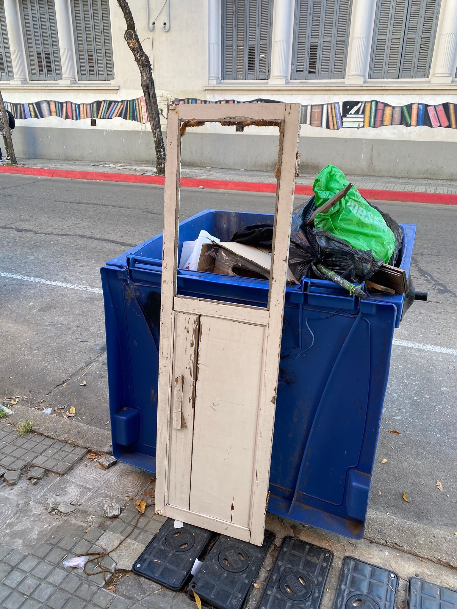 Látidos: Hasta una puerta, piden fumigar y más...