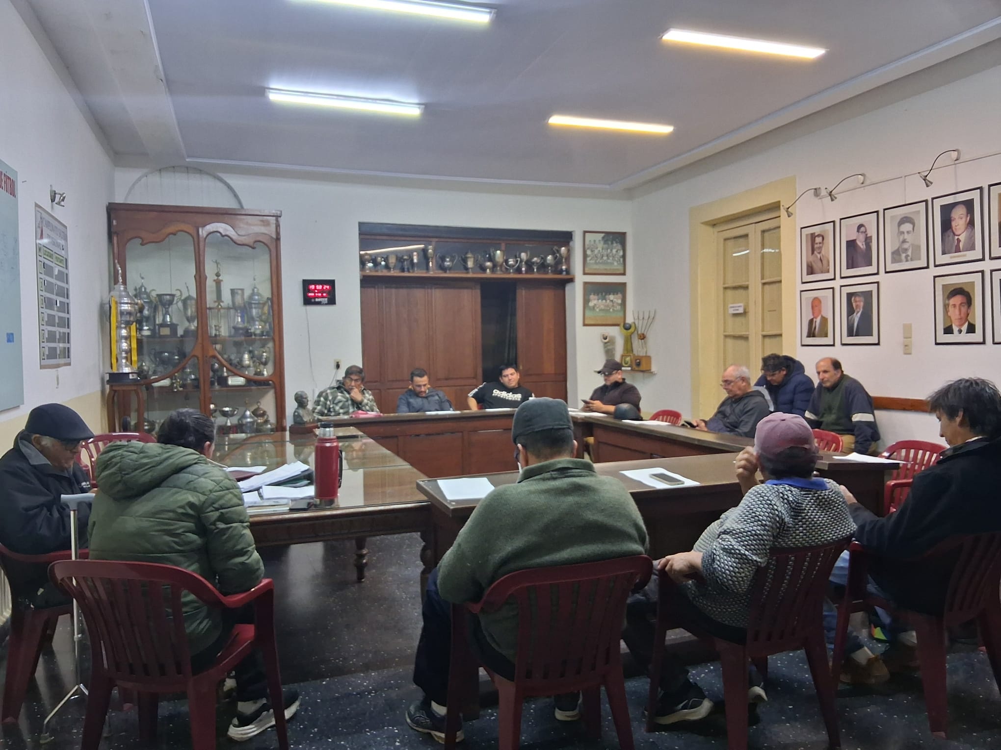 Divisional "B": En la sesión de la divisional "B" de anoche se dieron a conocer los detalles de la 1ª fecha de la Segunda Rueda para el domingo 31 de mayo, el puntero Hindú juega en barrio Artigas ante El Tanque. Así se juega:  Cancha de Gladiador  13:45 