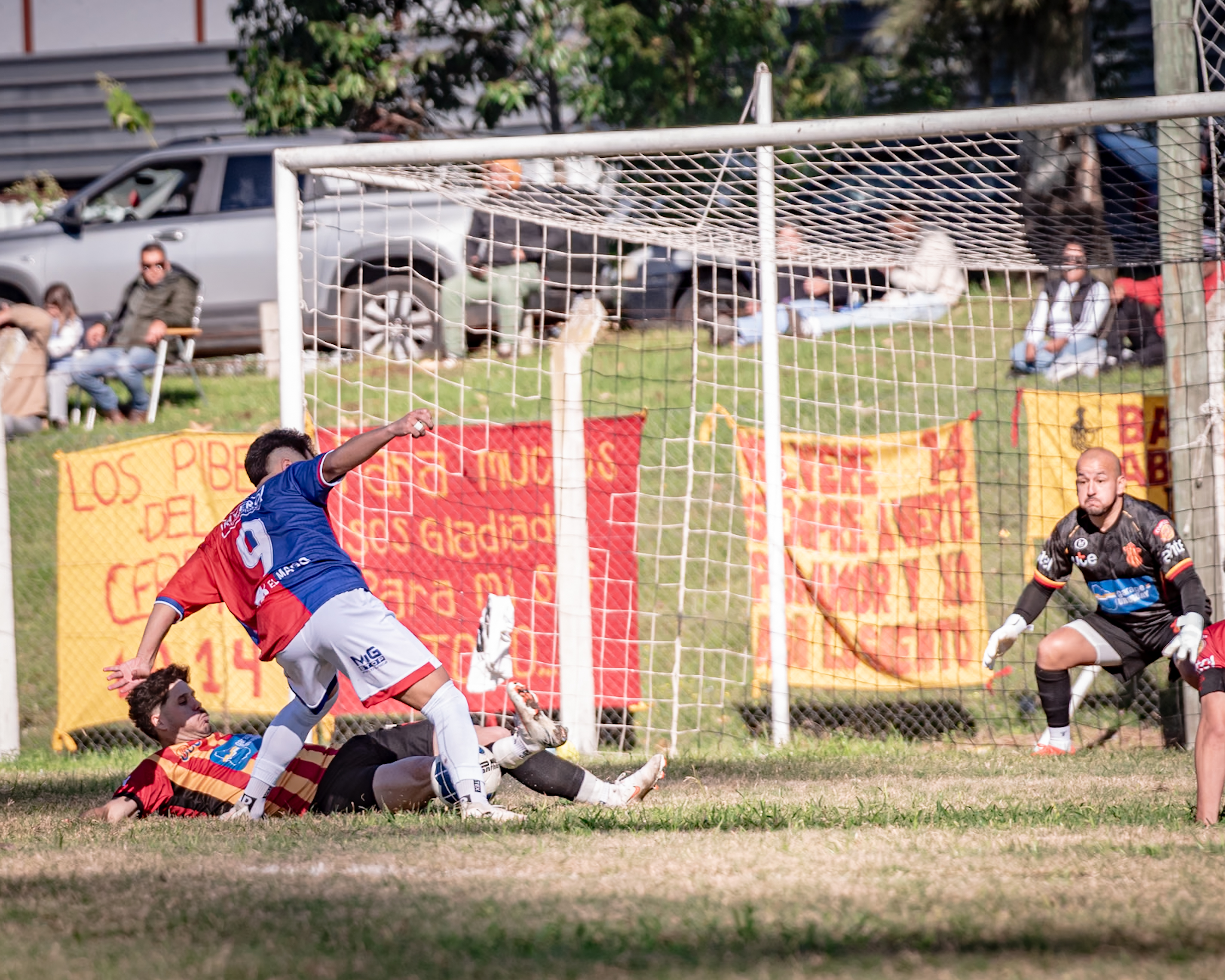 Gladiador ganó sus dos partidos como local y hoy aunque es visitante sentirá a sus hinchas en su barrio ante Universitario. 