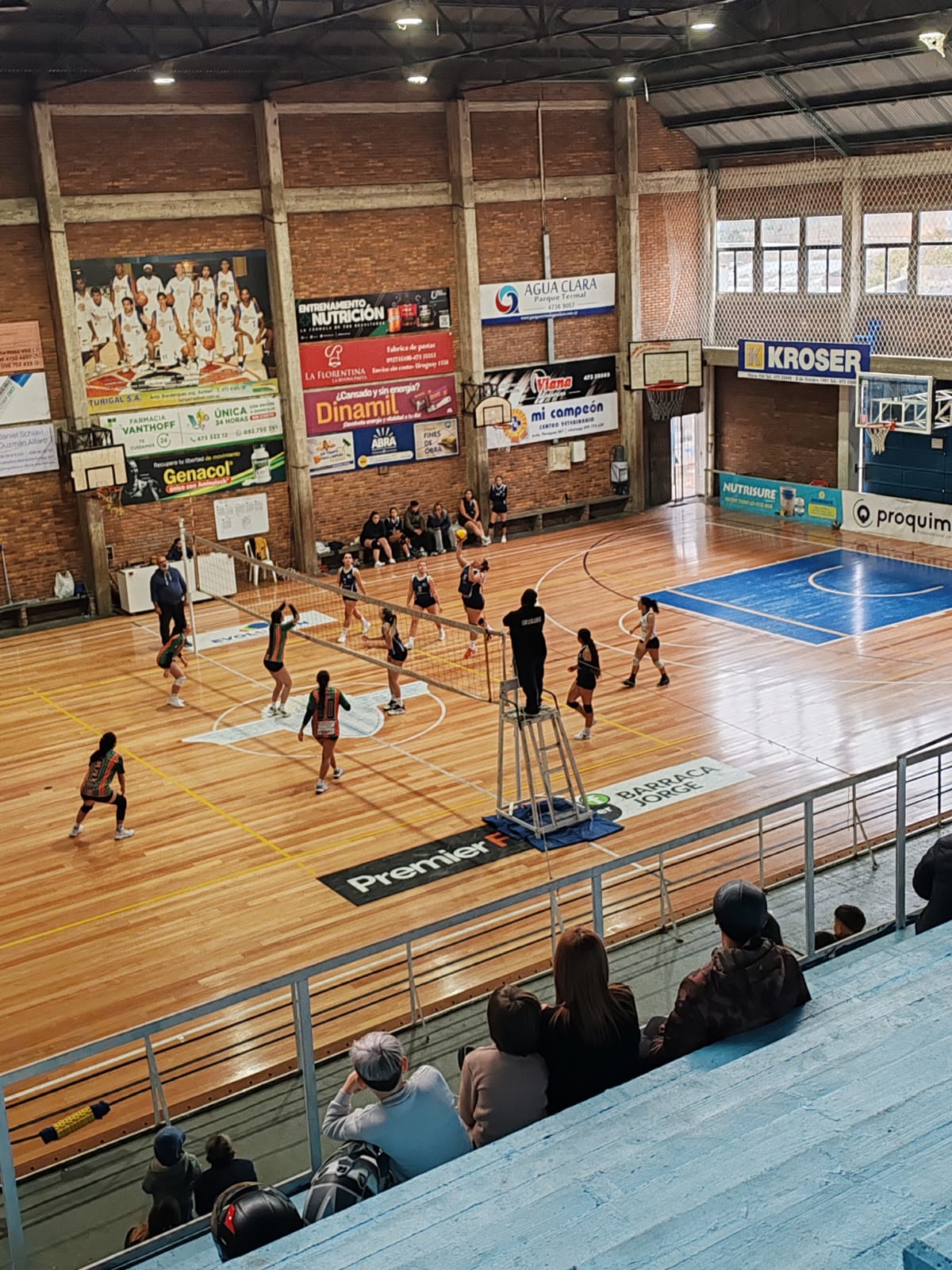 Instancias de partido durante el fin de semana en gimnasio de Salto Uruguay.
