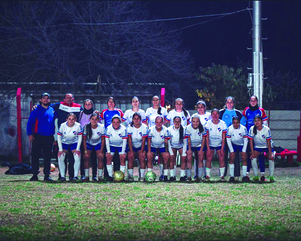  El equipo de Nacional femenino posando previo a obtener el título.