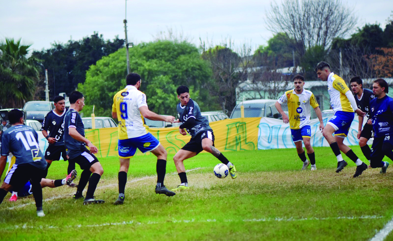 En la incidencia una de las jugadas claras que desaprovechó Ferro Carril ayer ante Bella Vista en Paysandú. Foto: El Telégrafo
