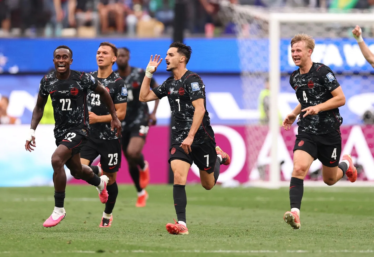 A los 92 minutos llegó el tanto de la victoria de los canadienses.