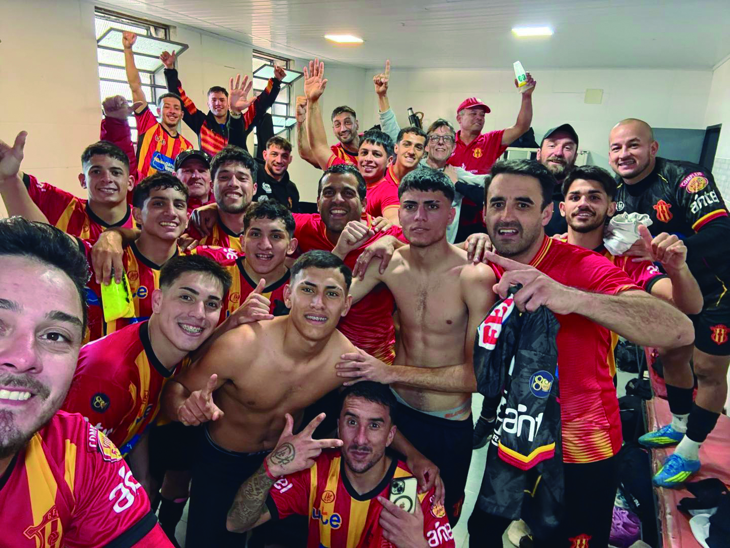 Festejo aurirrojo en el vestuario del Estadio Goyenola de Tacuarembó.