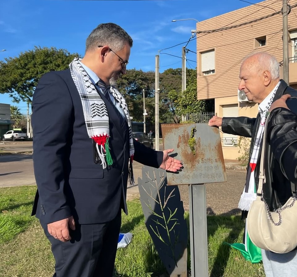 El diplomático visitó junto a Ahmad Asheish (referente de la colectividad Palestina en Salto) visitaron la placa en Plaza Estigarribia.