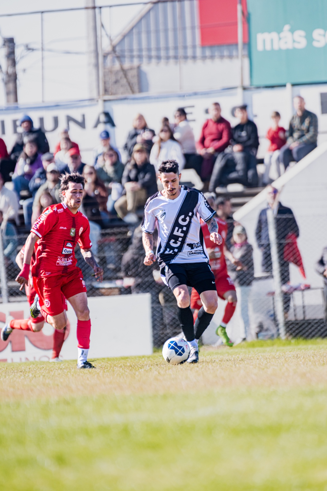 Franco Silva adelantándose en la mitad del campo. El volante ferrocarrilero fue el mejor del campo. Foto: Valentín Fernández
