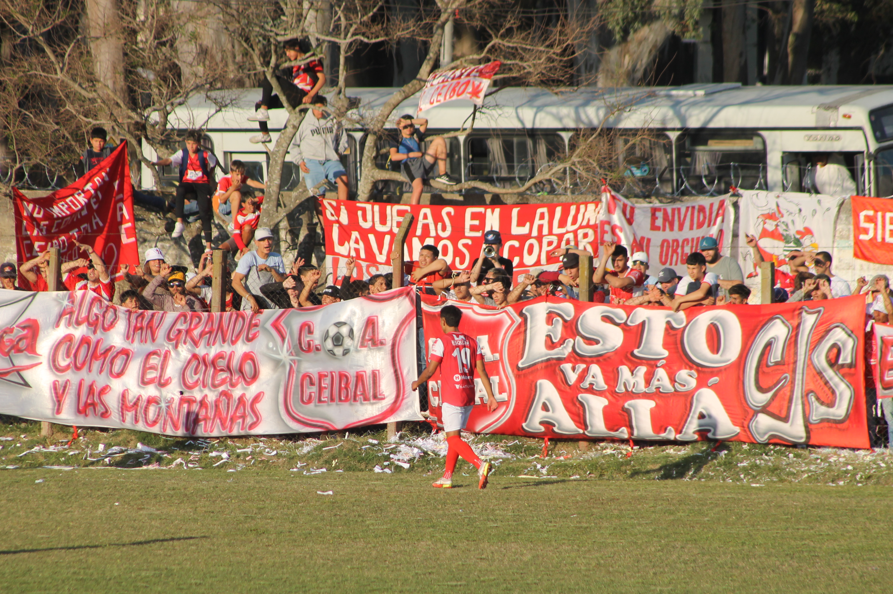 La hinchada ceibaleña ha visitado otras canchas; hoy vuelve a la suya.