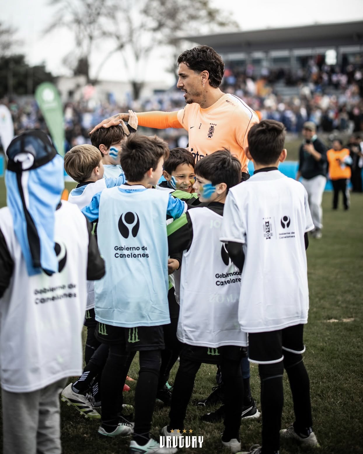 Josema Giménez con los niños de Pando.