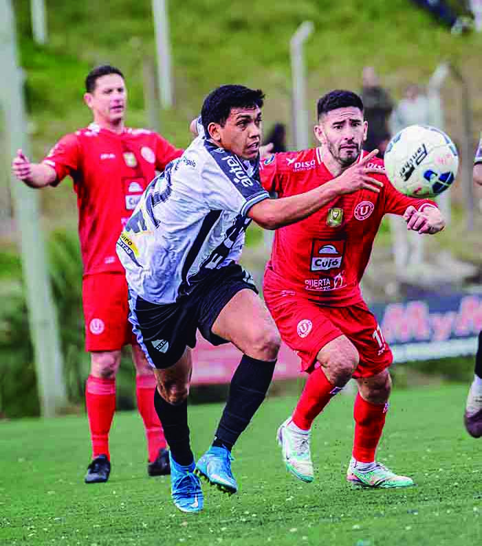 De Mora y Sotelo en picante lucha en el medio. Foto: Valentín Fernández. 