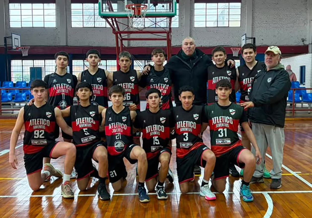 Los chicos del Atléetico Juventus en cancha de Pelotaris.