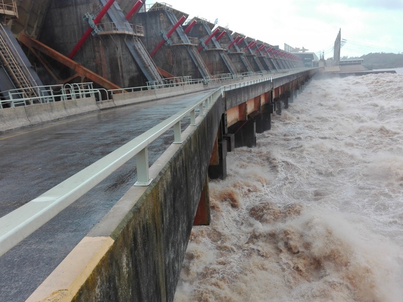 Salto Grande con vertedero cerrado  anticipa leve rebote en nivel del lago