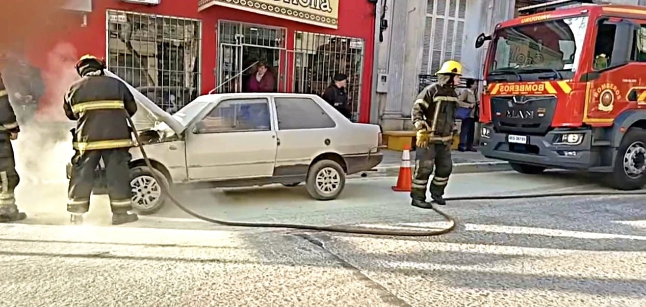Susto en el centro por el  incendio parcial de vehículo 