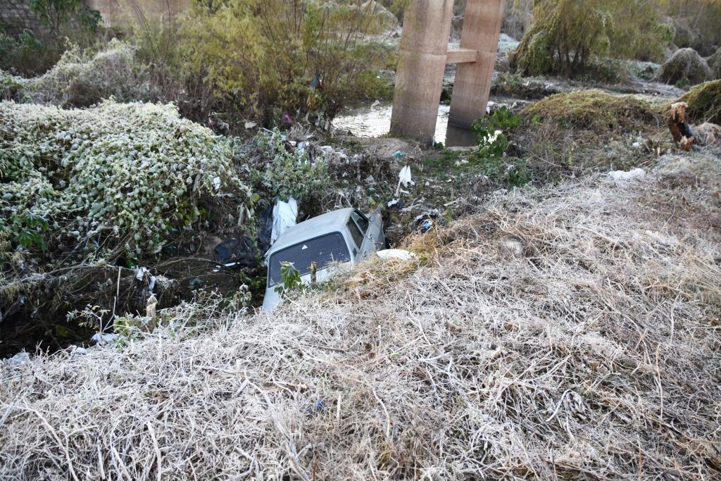 El automóvil abandonado en el Puente 33