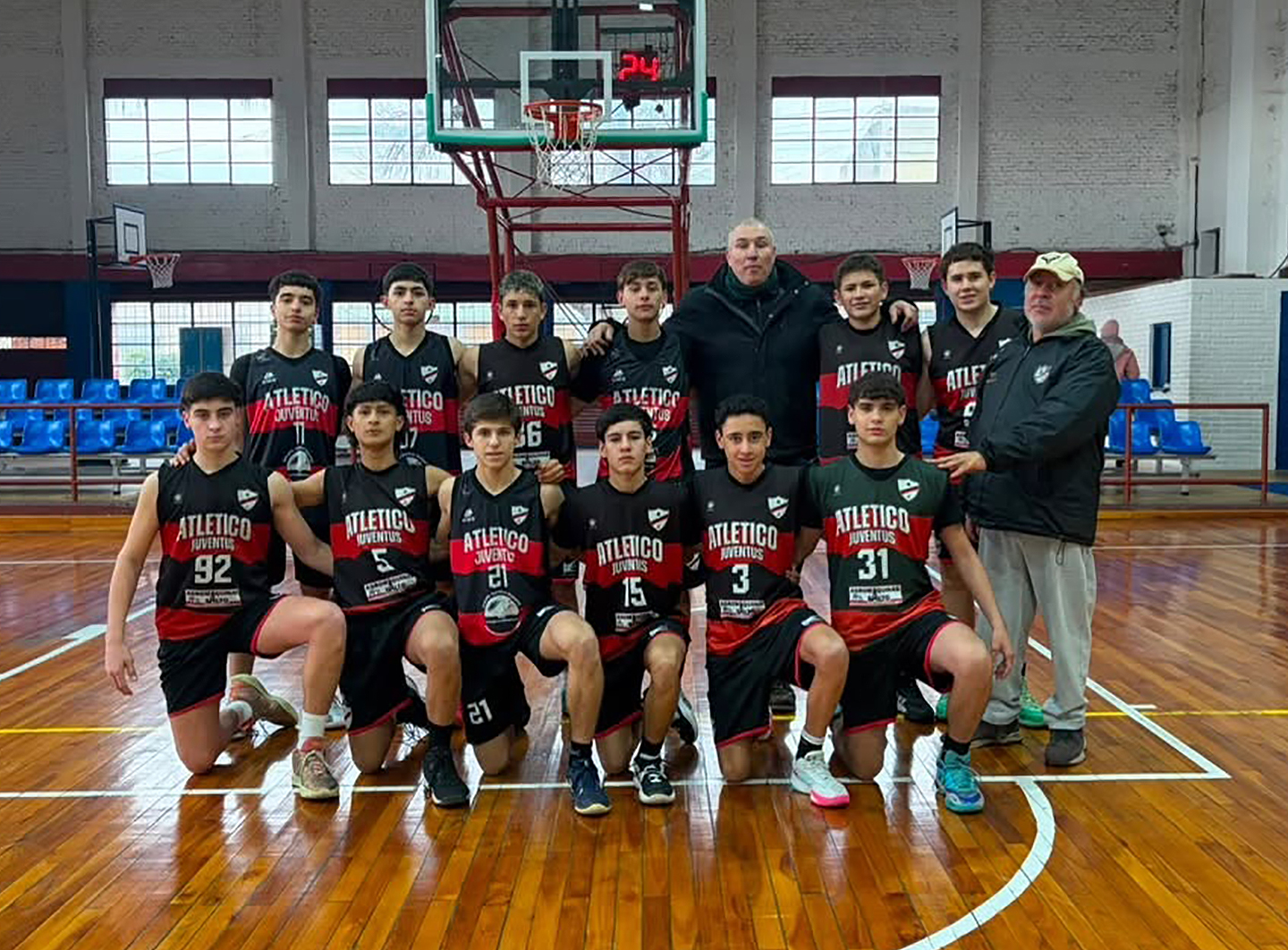 Los chicos de la categoría U16 de Juventus, que enfrentan hoy a Universitario por el Torneo de la OBL.