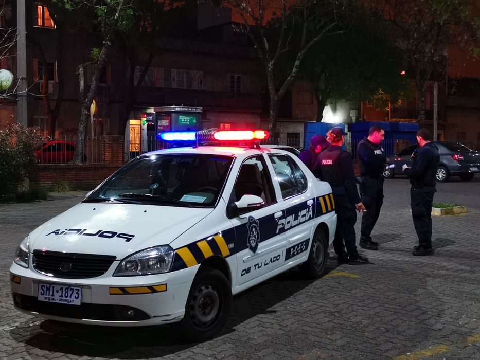 Roban caja registradora de comercio  y dos sospechosos fueron conducidos