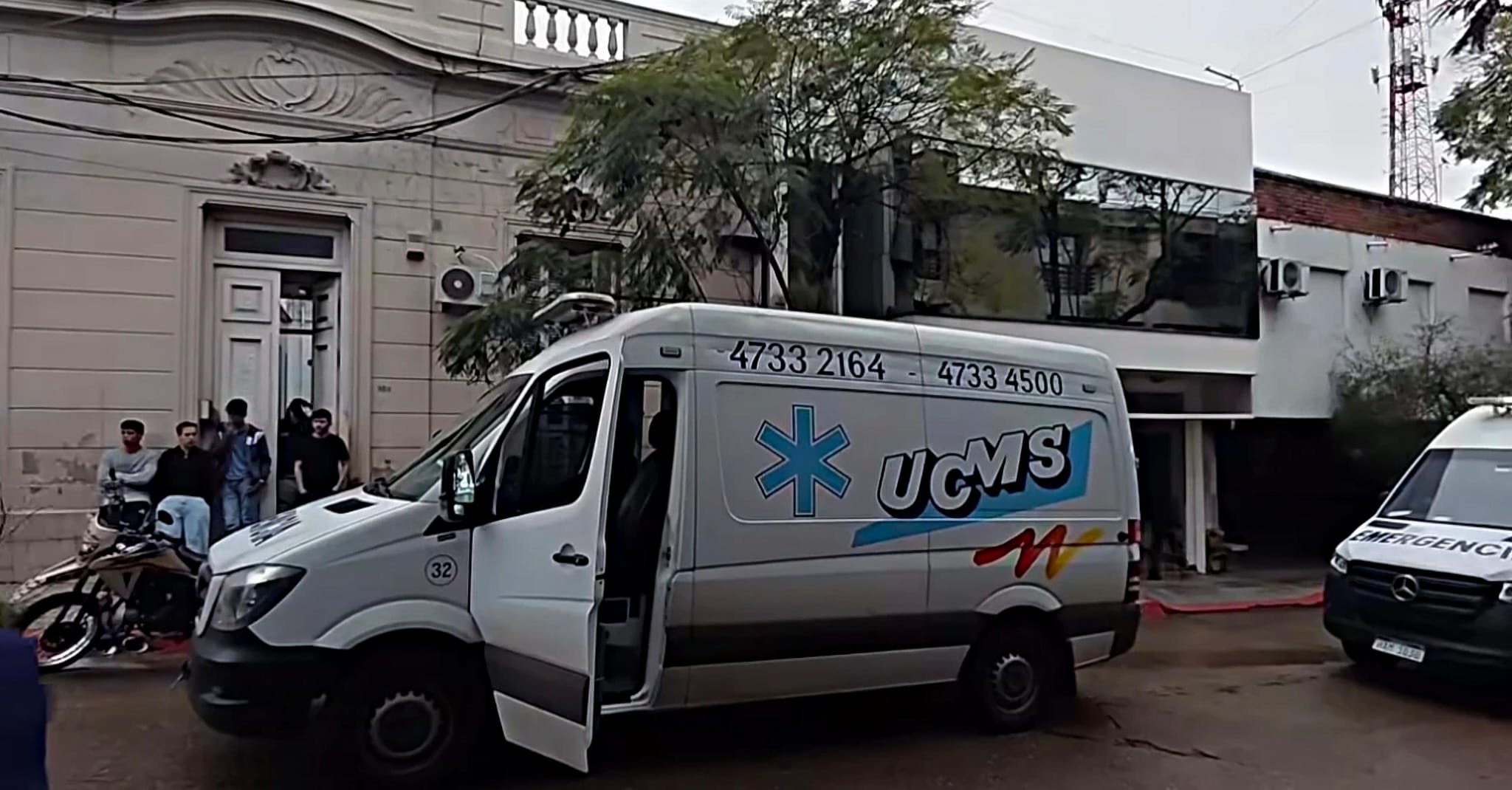 El siniestro ocurrido en calle Brasil desplegó la rápida intervención de emergencias médicas.