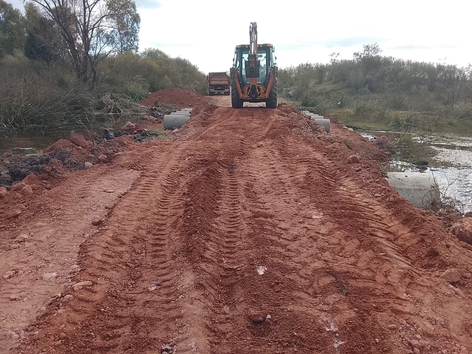 Pronósticos de lluvias intensas obligan a ajustar el plan de recuperación de caminos rurales que profundizan deterioro