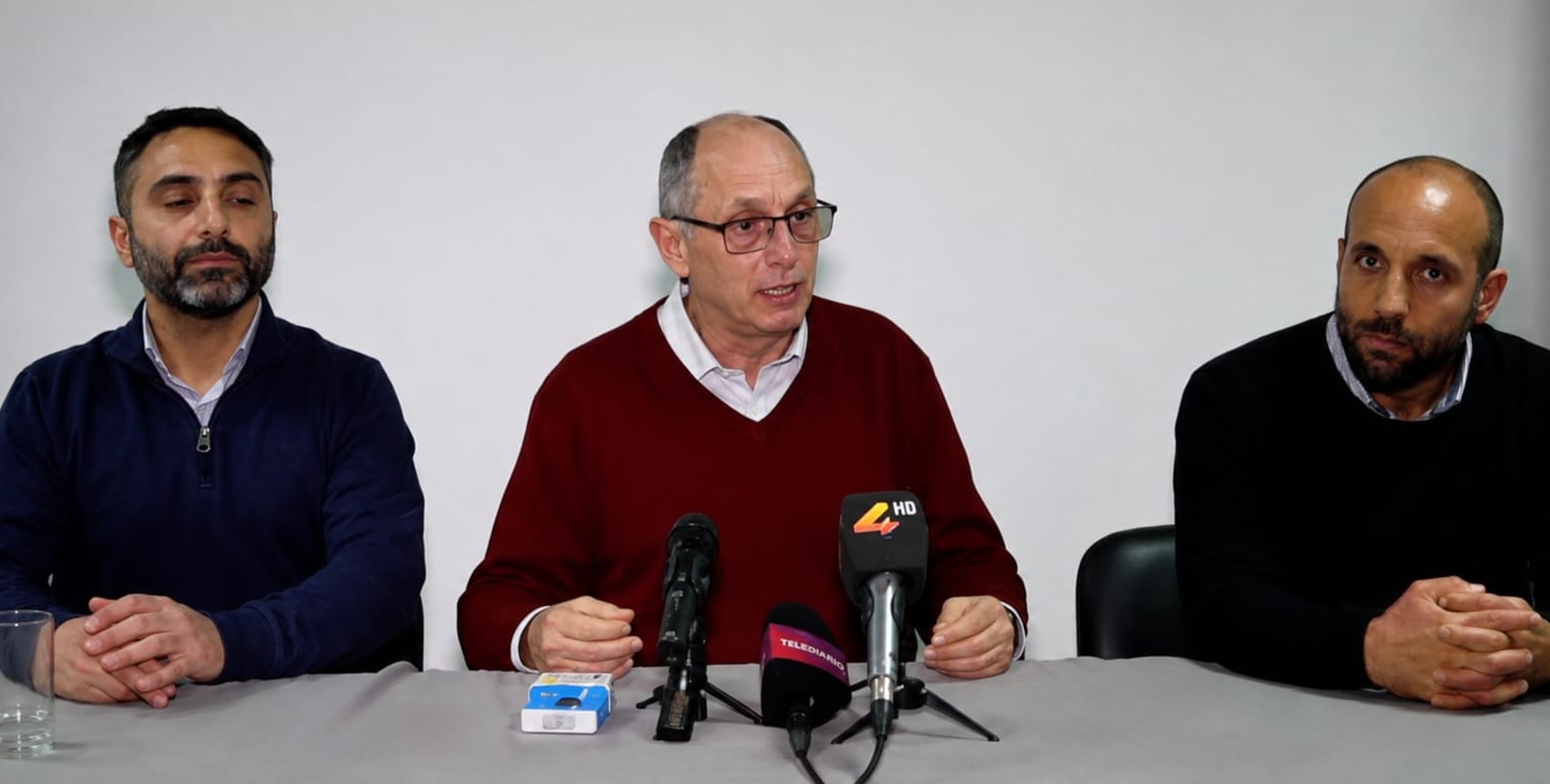 El Ing. Gonzalo Casaravilla (al centro), secundado por Juan Badagian y Gonzalo Saprisa.