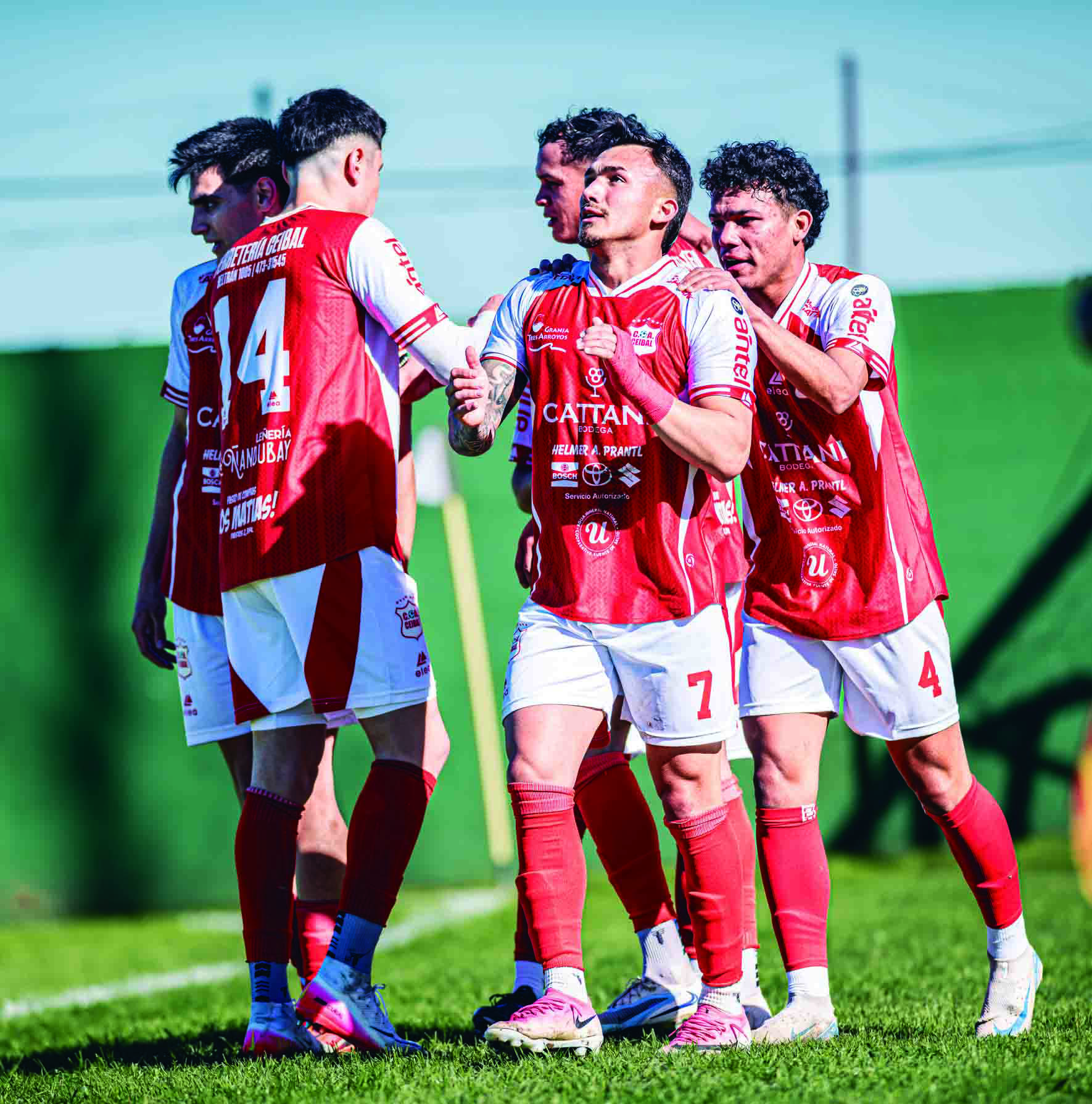 Gol de Pintos, que lo festeja del otro lado del campo; de este lado, todos a saludar al asistidor Ruiz Díaz. Fotos Valentín Fernández.