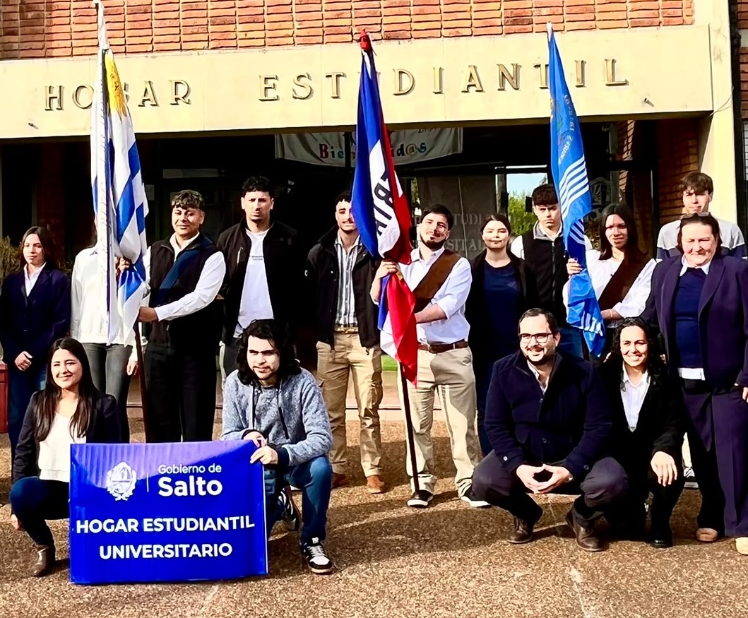 Primera vez: el Hogar Universitario  participó del desfile del 25 de agosto