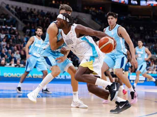 Buddy Hield, de Atlanta en la NBA, enfrenta a Joaquín Rodríguez, goleador celeste con 30 puntos, que se fue por quinta.