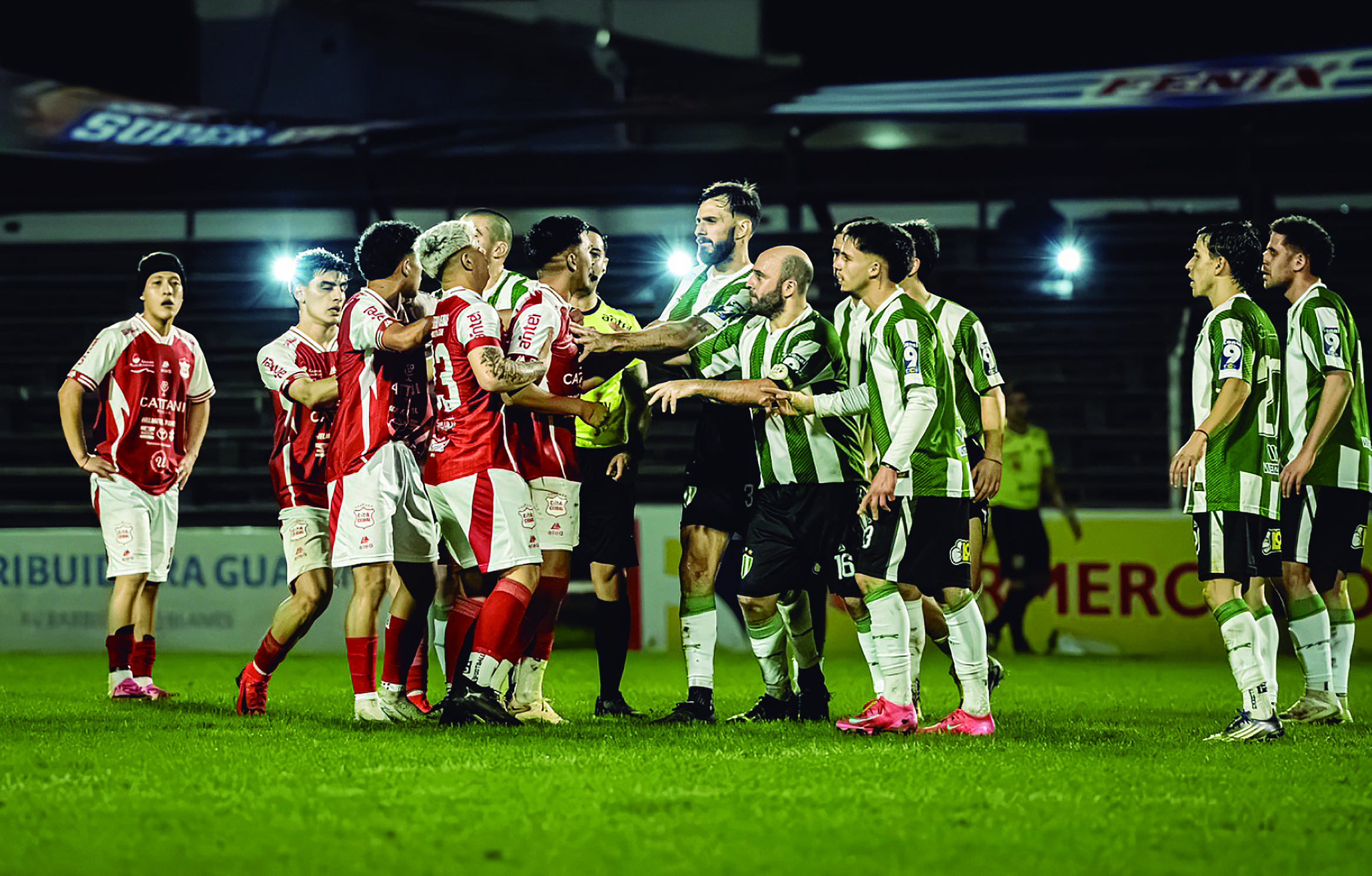El final del primer partido fue picado, luego de que Ceibal estuviera dos goles arriba y Universal lo igualara en la adición. Valentín Fernández