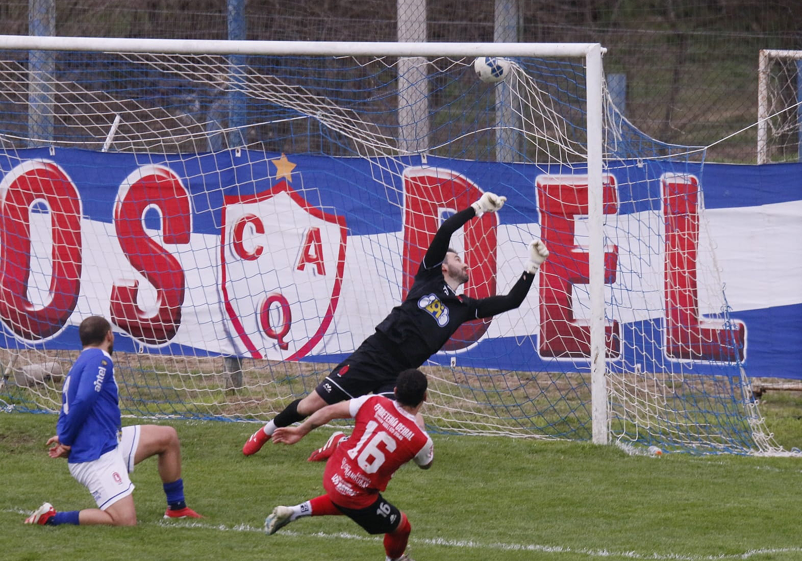 Brizuela entra por atrás de la defensa de Quilmes y anota el 1-1 que le dio el pase a la final a Ceibal. Foto: fútbolflorida