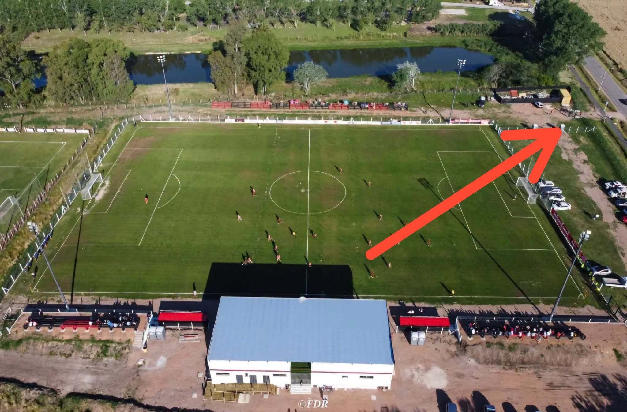 La imagen aérea del escenario de Juanicó con el ingreso de la parcialidad de Ceibal marcado con flecha.