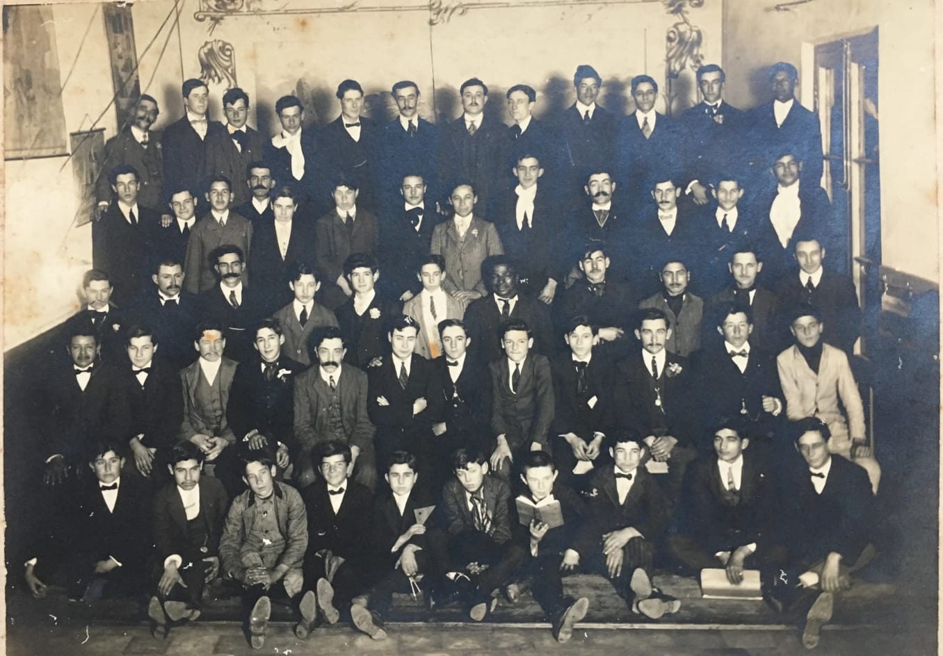 Fotografía publicada en el diario El País. Alumnos de la Escuela Filantrópica Hiram en 1897.