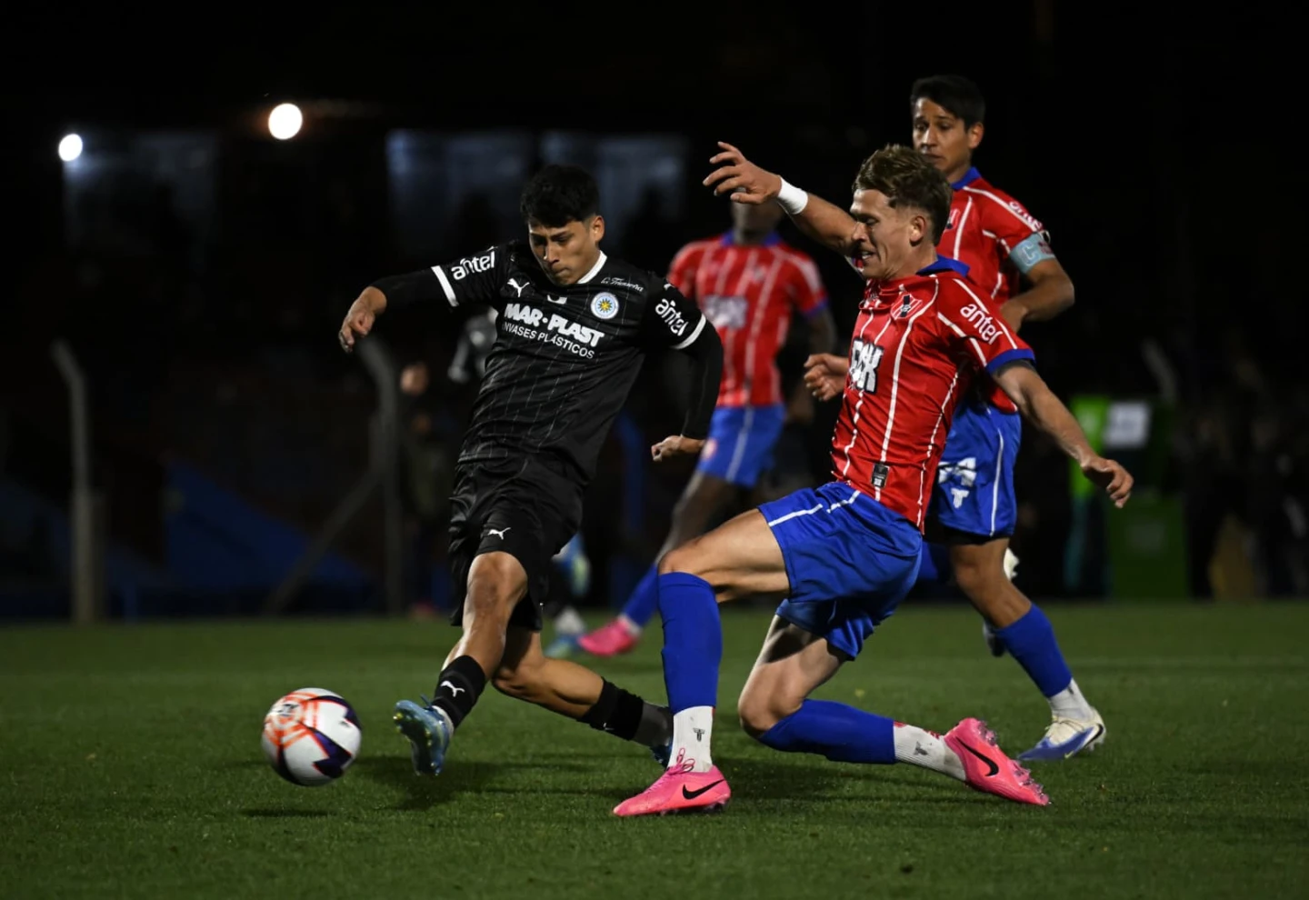 Liverpool da pelea en el Torneo Clausura.