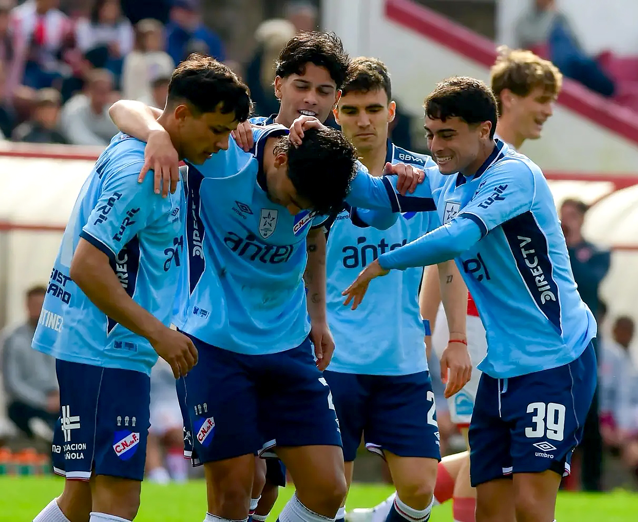 Los tricolores estrenaron la ya habitual camiseta celeste. Foto: El País