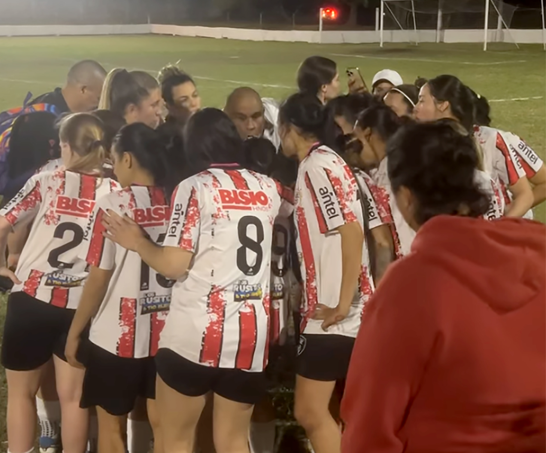 El técnico y las jugadoras en la arenga previa al debut en la Copa.