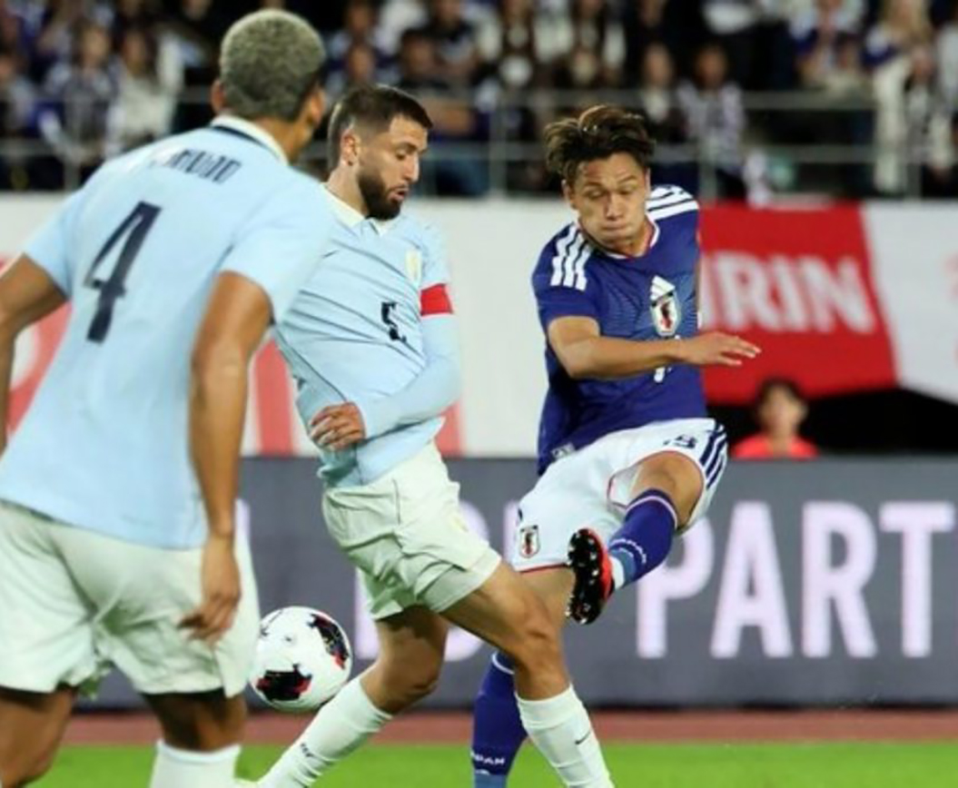 Bentancur, de los mejores de Uruguay, aparece intentando bloquear un remate