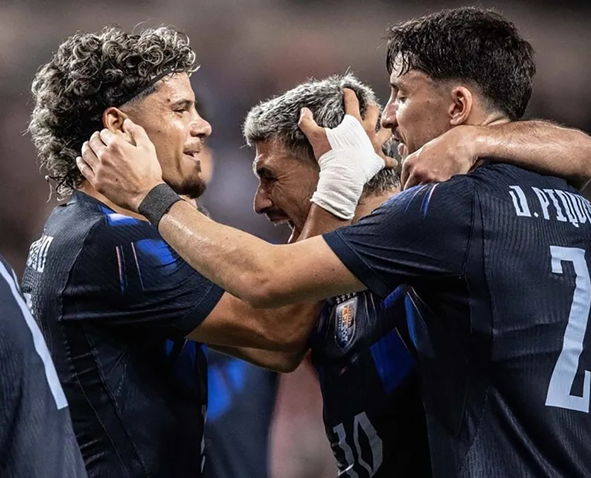Maximiliano Araújo y Piquerez saludan a De Arrascaeta, que marcó un golazo pero se retiró con una fractura. Foto 'AUF'