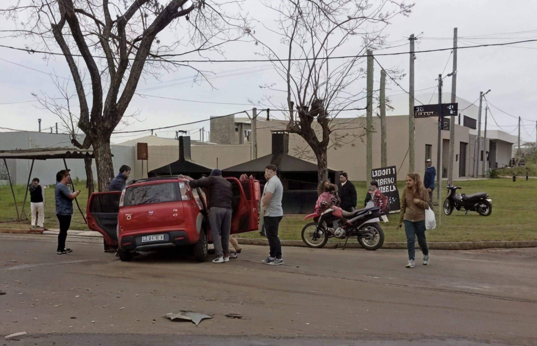 El fuerte impacto causó daños en ambos vehículos