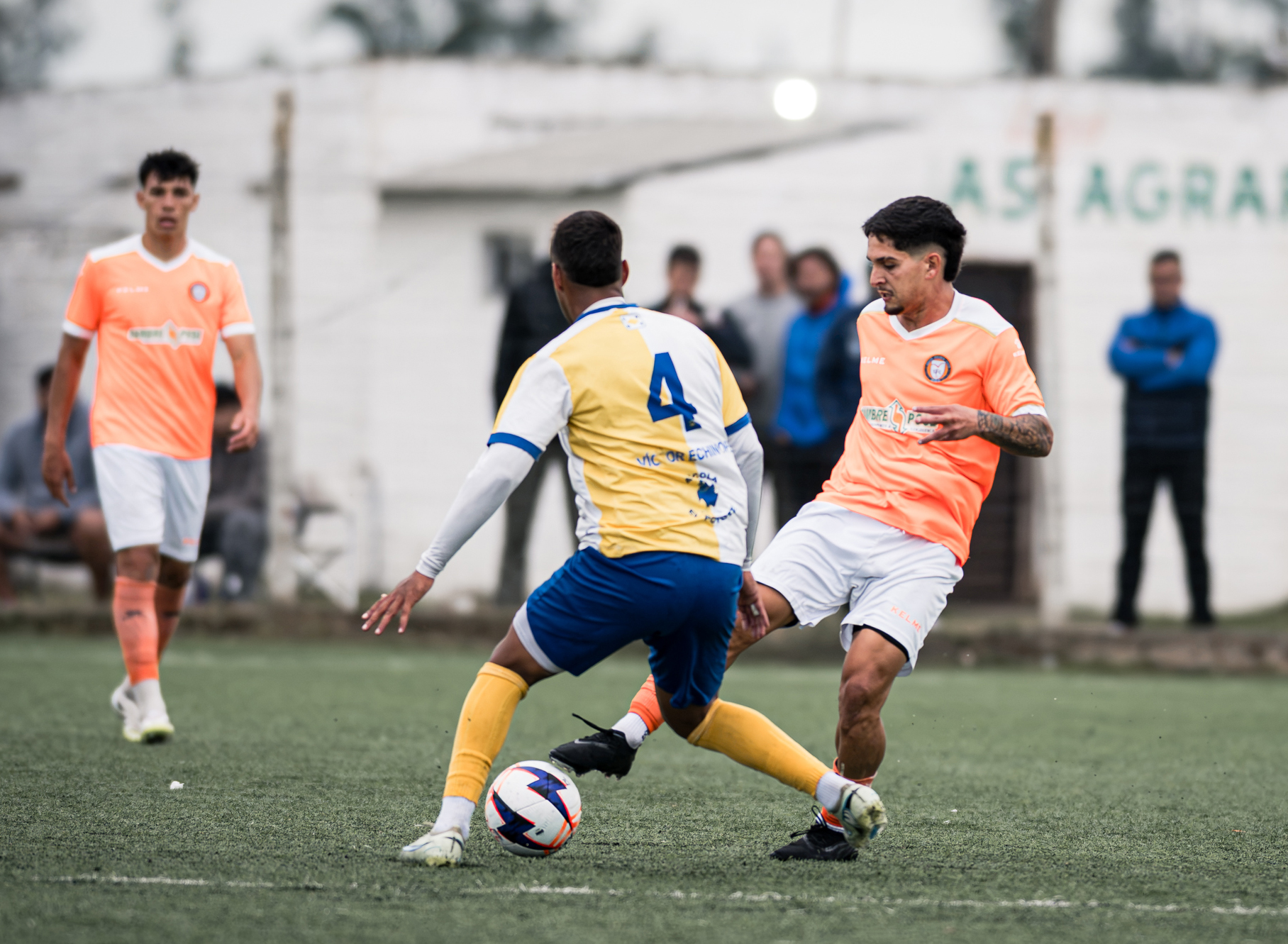 Alonso encarando al marcador en un partido que a Salto FC se le escapó en la última jugada. Foto Valentín Fernández