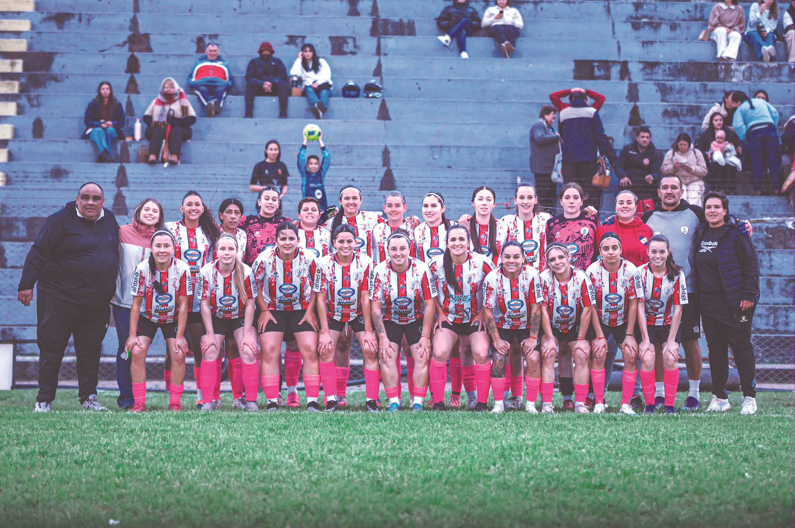 La selección de fútbol femenino de Salto se clasificó a las semifinales de la Copa de OFI (final de la serie en sede fija). Las chicas salteñas le ganaron con claridad a Durazno y hoy van por el pase a la final.