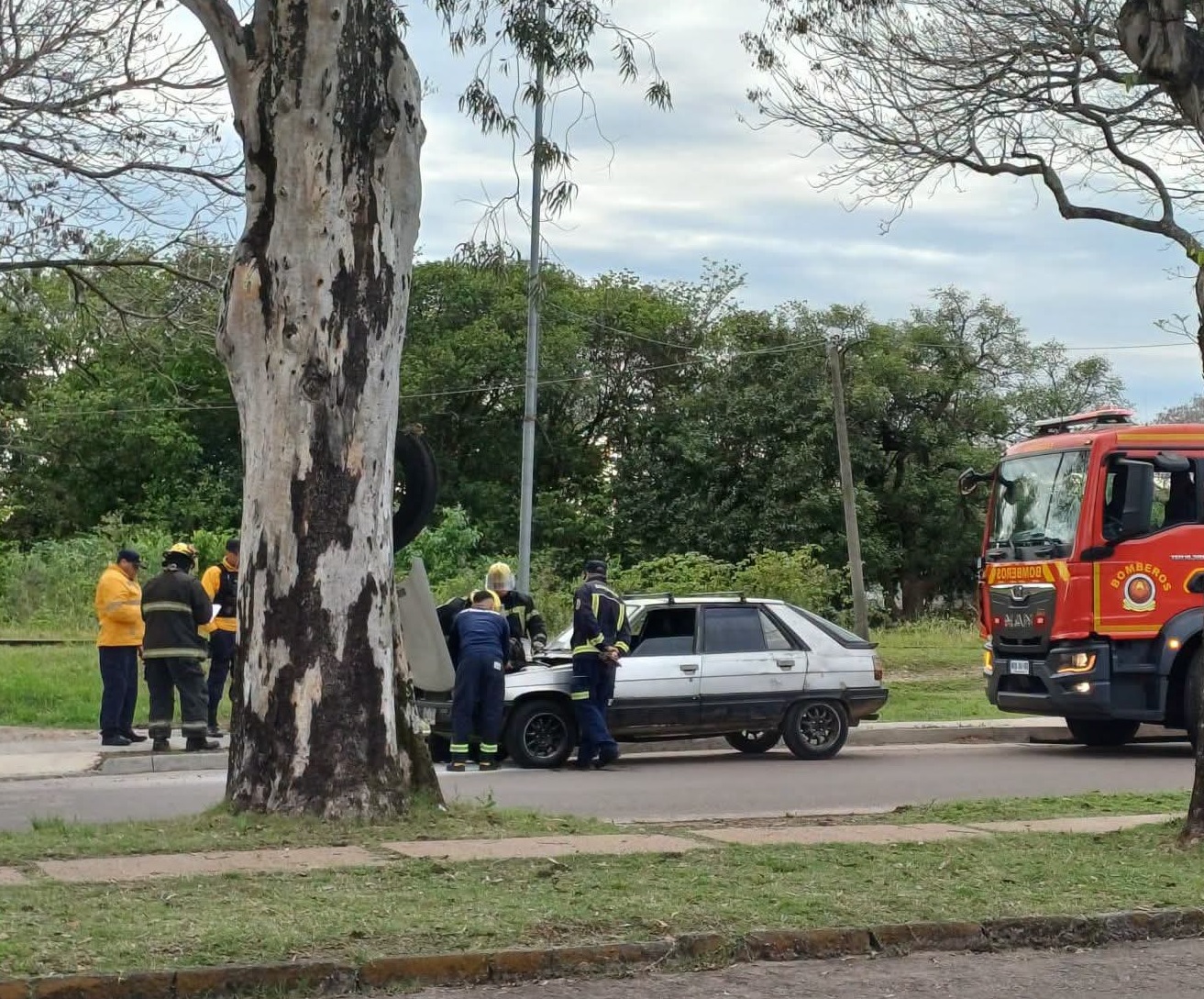 -El auto incendiado en Ferreira Aldunate.