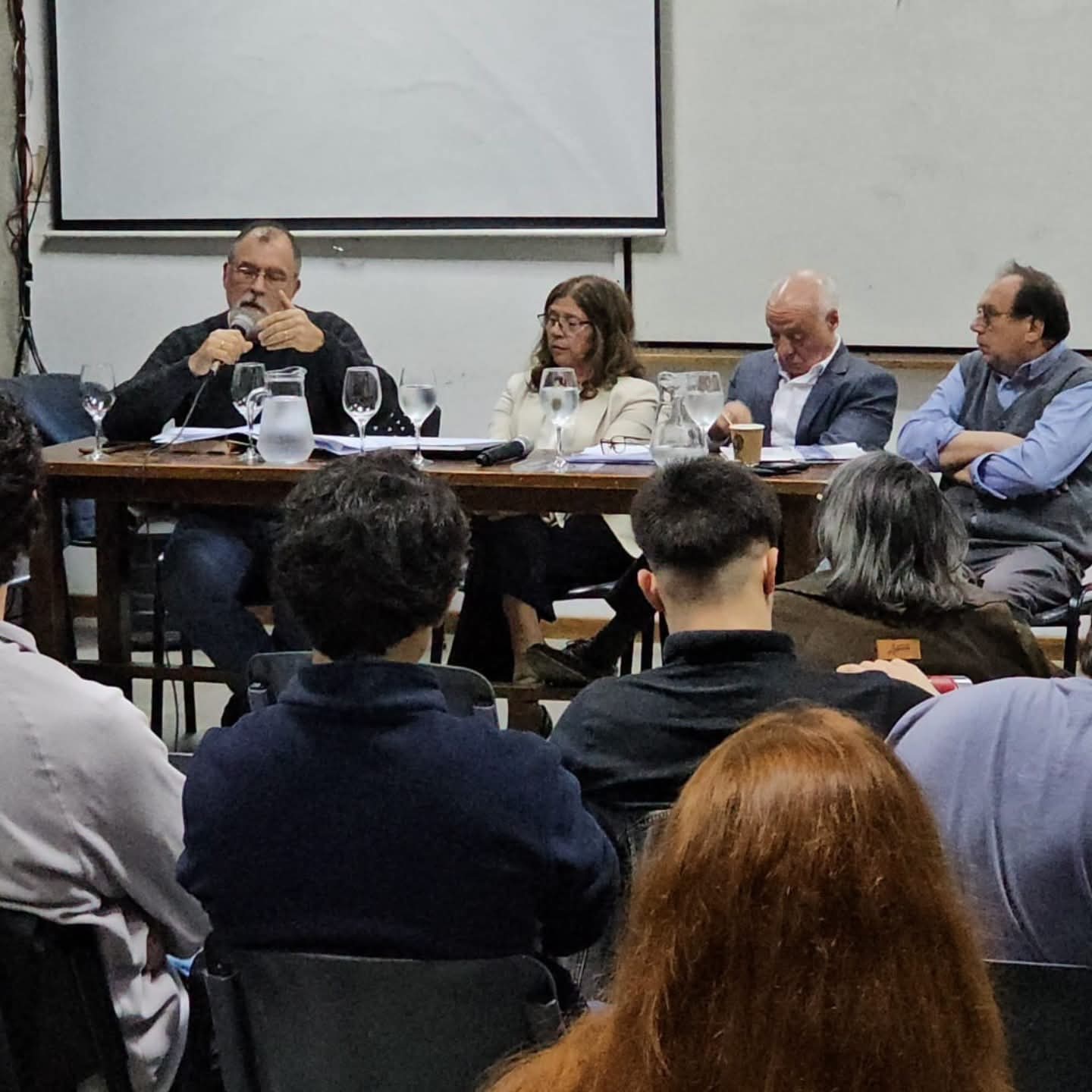 Conversatorio en Udelar analizó impacto de la inteligencia artificial en el empleo y los desafíos que enfrenta Uruguay