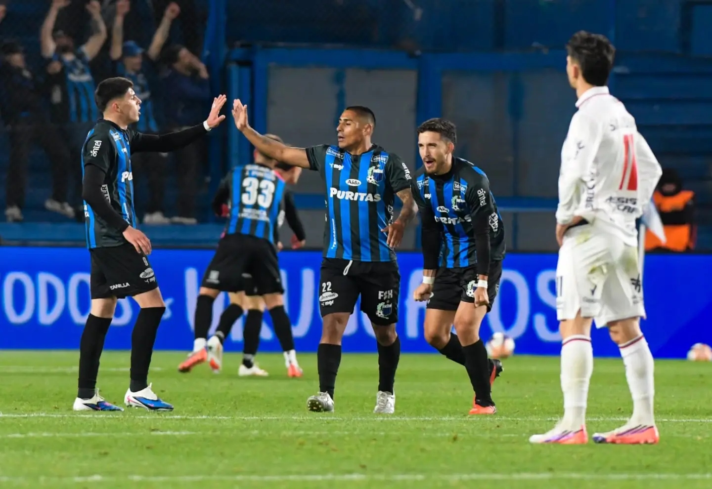 Los negriazules se acomodan como líderes del Clausura. Foto El País