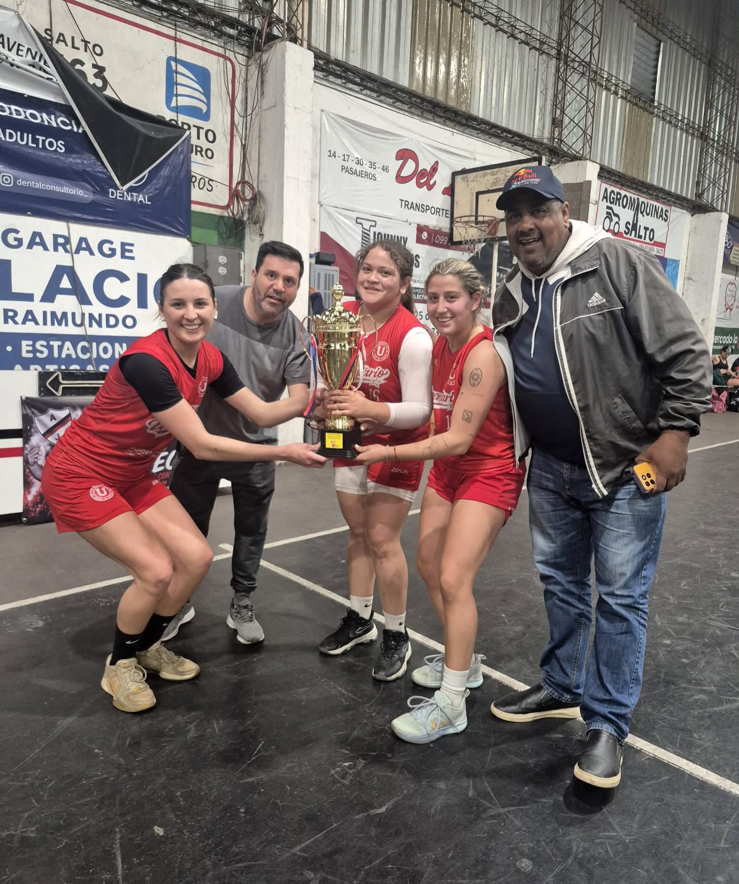 Universitario arrancó ganando en femenino.