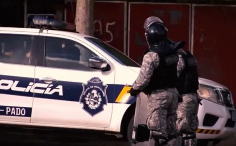 Cuatro jóvenes detenidos por dañar la vidriera de un comercio céntrico