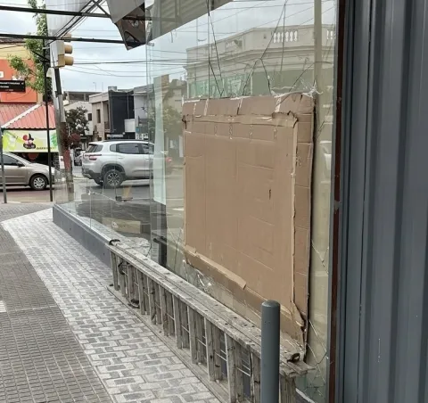 Delincuentes rompen vidriera de  local y hurtaron miles de dólares