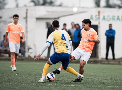 Alonso encarando al marcador en un partido que a Salto FC se le escapó en la última jugada. Foto Valentín Fernández