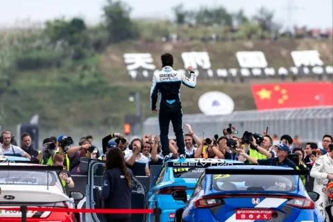 Urrutia ganó 2 de 3 en China y da pelea