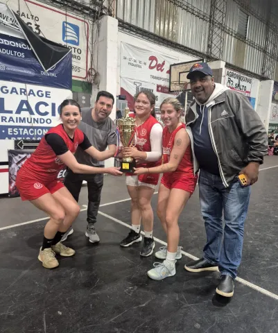 Universitario arrancó ganando en femenino.