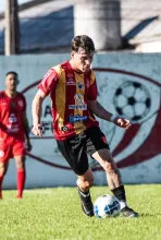 Franco Pintos en acción. Gladiador necesita del despliegue de su joya para seguir arriba, a la espera de la resolución del partido con la “U”. Foto: Valentín Fernández.